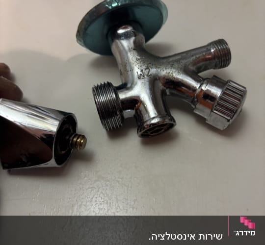 ברזים וכלי עבודה על משטח לבן